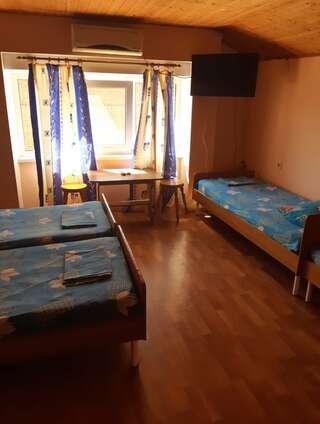 Гостиница Виола Геленджик Четырехместный номер эконом-класса с общей ванной комнатой-2